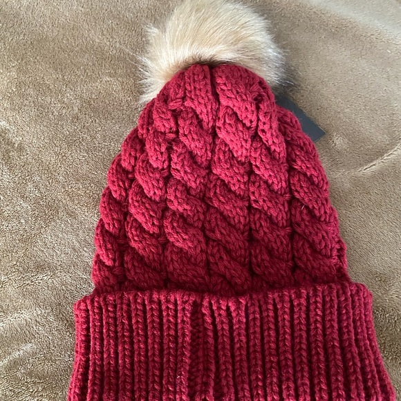 Women’s red beanie - Picture 3 of 4